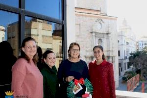 El Ayuntamiento de Burriana recibe la corona de Navidad de la Asociación AFDEM