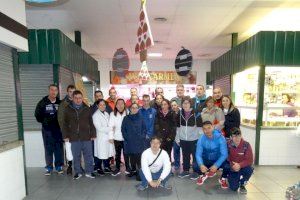 Los alumnos del Centro Ocupacional Virgen de Los Desamparados elaboran la decoración de Navidad del Mercado Municipal