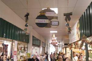 Els alumnes del Centre Ocupacional Verge dels Desemparats elaboren la decoració de Nadal del Mercat Municipal - (foto 3) Els alumnes del Centre Ocupacional Verge dels Desemparats elaboren la decoració de Nadal del Mercat Municipal - (foto 3)