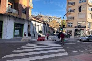 Ciudadanos advierte del riesgo de un paso de peatones que desemboca en medio de una calle con tráfico