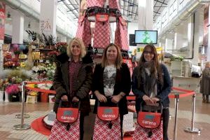 El árbol de Navidad solidario del Mercat Municipal contribuye a difundir la labor de la asociación Carena