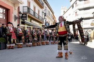 La Font de la Figuera se engalana para las fiestas de Moros, Cristianos y Contrabandistas