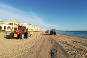 La sección de Playas de la Diputació limpia las playas de Tavernes de la Valldigna