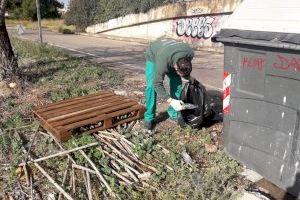 Las brigadas de desbroce del Consell Agrari realizan una recogida selectiva de los residuos que encuentren en los campos