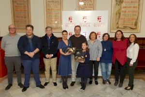 Sueca obsequia a sus Falleras Mayores con unas peinetas que llevan el escudo de la ciudad