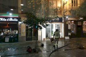 Un incendio en un céntrico restaurante de Valencia obliga a desalojar varios restaurantes y locales - (foto 2)