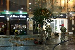 Un incendio en un céntrico restaurante de Valencia obliga a desalojar varios restaurantes y locales - (foto 4)