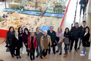 El jurado comienza sus visitas a los comercios participantes en el Concurso de Escaparatismo Navideño de Benidorm