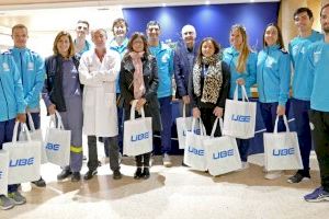 Jugadores de CV L'Ila Grau visitan a la infancia hospitalizada en el HGUCS