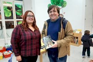 Mary Isach presenta su libro "Aura. La primera guardiana" en la Biblioteca Municipal