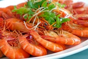 ¿Por qué no debes chupar las cabezas de las gambas estas Navidades?