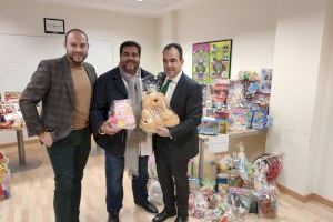 El edil de Coordinación de Proyectos, Antonio Peral, asiste a la XII Jornada solidaria de entrega de juguetes y alimentos a varias asociaciones en la zona Centro de Alicante