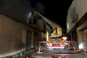 Los bomberos del SPEIS extinguen un complicado incendio industrial en una nave de electrodomésticos en Alicante