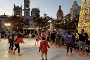 Los niños tutelados por la Generalitat disfrutan de la pista de patinaje del Ayuntamiento de València