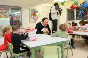 Niños de la Escuela Infantil del Hogar Provincial disfrutan con la tradicional entrega de juguetes