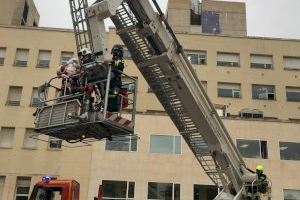 Papa Noel visita la Unidad de Pediatría y Oncología infantil del Hospital General de Alicante