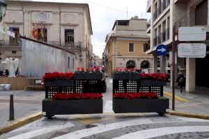 El Ayuntamiento de Sueca sustituye las vallas amarillas de obra por otras de diseño abatible que albergarán plantas de temporada