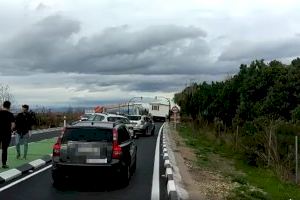 Un camión se queda atascado en la autovía de El Saler