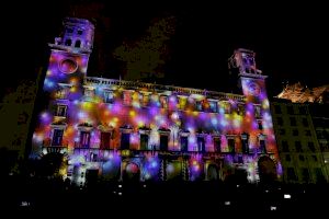Más de tres mil personas llenan la plaza del Ayuntamiento de Alicante para asistir al primer  pase del vídeo mapping de Navidad en la fachada del consistorio