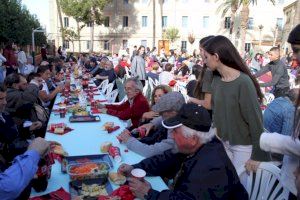 Cerca de 450 personas sin hogar participan  en una comida solidaria de Navidad