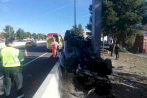 Herido muy grave un joven trabajador tras chocar con su furgoneta en la A3 por Quart de Poblet