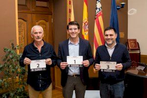 L'alcalde rep el primer dorsal de la Sant Silvestre benèfica d'Ontinyent