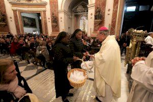 Cientos de fieles abarrotan la Basílica de la Virgen en una misa por los niños no nacidos, en la fiesta de los Santos Inocentes