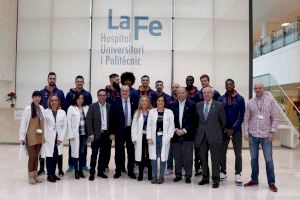 Los jugadores del Valencia Basket Club visitan a los pacientes pediátricos del Hospital La Fe