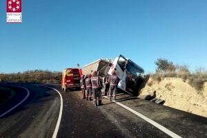 Herido un hombre tras volcar un camión de gran tonelaje en Morella