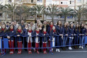 Miles de personas llenan Luceros para despedir el año en la mascletà con la que Alicante despide el año