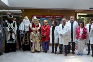 Los Reyes Magos realizan su primera parada en el Hospital Vega Baja a su llegada a Orihuela