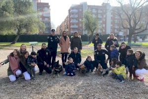 La Unidad Canina de la Policía Local de Paterna visita a los niños del Área de Neurorrehabilitación del Hospital de Manises