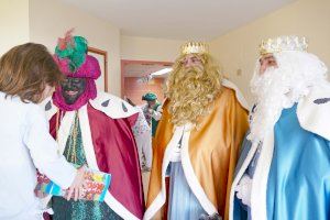 Los Reyes Magos visitan a las personas ingresadas y personal del Hospital General de Castellón