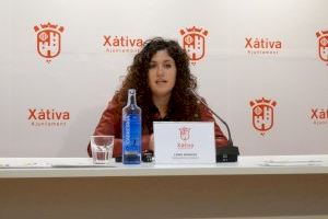 La regidora Lena Baraza presenta la nova marca gràfica de la Casa de la Joventut de Xàtiva