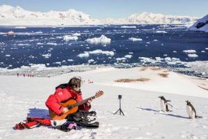 Un guitarrista valenciano logra el récord Guinness tras dar conciertos en todos los continentes en un solo año