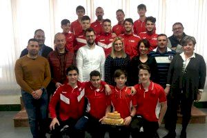 La alcaldesa de Petrer y la concejala de Deportes reciben al equipo cadete masculino del Santo Domingo Voleibol Petrer tras su reciente victoria en la  Copa de España