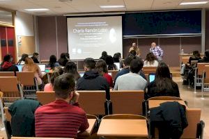 Ramón Lobo mantiene un encuentro con estudiantes de Periodismo de la UMH