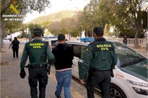 Detenido un hombre buscado por robar coches cuando intentaba cometer el mismo delito en un parking de Calpe