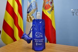 Torrevieja lanza una campaña con 2.000 botellas para acabar con los orines de los perros y 22.000 bolsitas para recoger los excrementos caninos