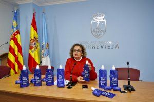 Torrevieja lanza una campaña con 2.000 botellas para acabar con los orines de los perros y 22.000 bolsitas para recoger los excrementos caninos - (foto 2)