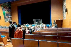 Más de 400 alumnos de centros educativos de Burriana llenan el teatro Payà para la representación de la obra Yayos