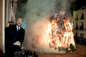 El president de la Diputació i diputats provincials assistixen l’Encesa de la Foguera de Canals