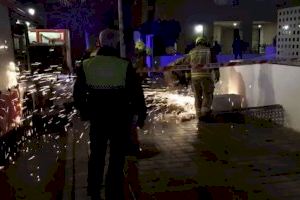 La Policía Local de Alicante y Bomberos del SPEIS intervienen esta noche en una veintena de emergencias para retirar árboles y muros caídos por el viento