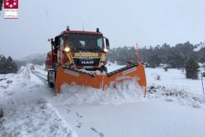 La neu cobreix l'interior de Castelló i el vent complica la situació