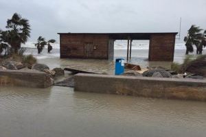 Desalojan a los vecinos del paseo marítimo de Almassora ante el peligro de inundación