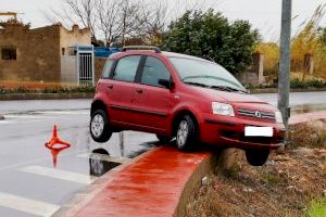 Un coche se sale de la vía en Burriana tras resbalar con el agua