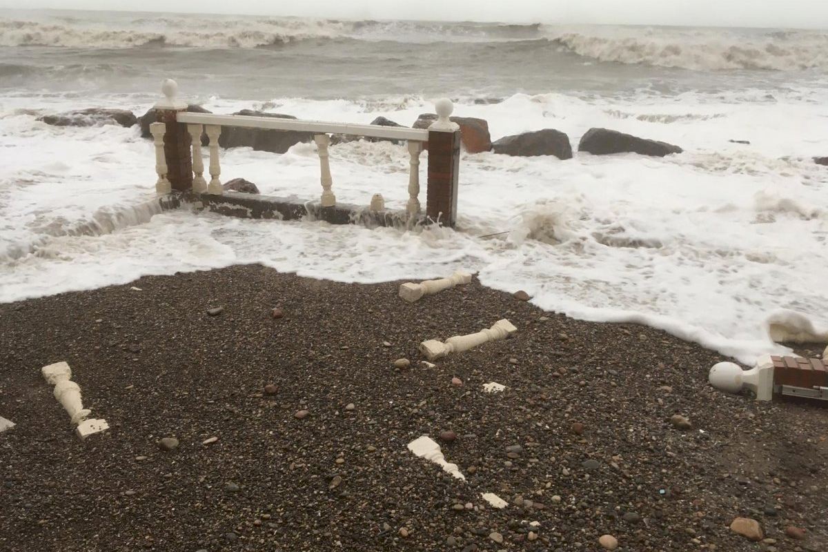 El temporal marítimo afecta al interior de algunas casetas de primera línea en Nules