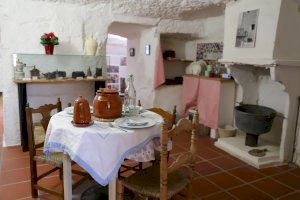 Éxito en los primeros días de la exposición de las Cuevas de “Dolor y Gloria” de Paterna