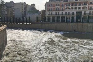 El Ayuntamiento de Orihuela solicita un análisis del agua del río Segura ante la aparición de espuma en el cauce a su paso por la ciudad