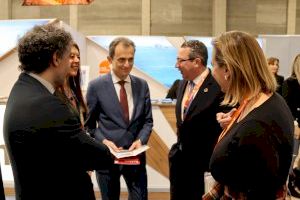 El ministro de Innovación visita el ‘stand’ de Benidorm en Fitur